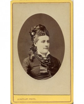 Portrait de jeune femme aux cheveux tressés avec ruban