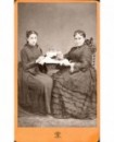 Deux femmes assises brodant (mère et fille?)