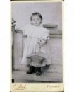 Enfant en robe tenant un panier