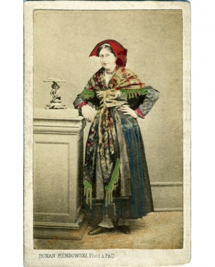 Jeune femme debout en costume béarnais traditionnel (photo peinte)