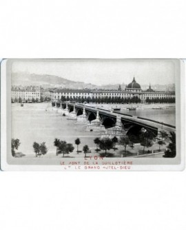 Lyon vu de rive gauche: Pont Guillotiére et Grand Hôtel Dieu