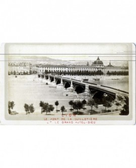Lyon vu du quai rive gauche: Pont de la Guillotière et Grand Hôtel Dieu