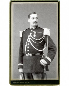 Gendarme moustachu (capitaine) décoré de la LH, tête nue, képi à la main (militaire)