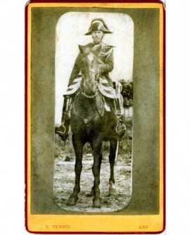 Gendarme en bicorne à cheval (militaire)
