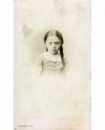 Portrait d'une petite fille aux nattes tressées