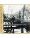 3 personnes (un père et ses deux enfants sur une passerelle en bois sur l'Ouche à Lusigny