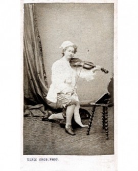 Actrice costumée jouant du violon