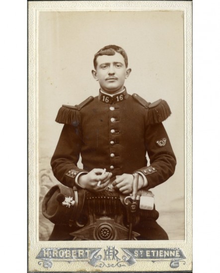 Militaire du 16è (chasseur), cigarette à la main, képi à la ceinture