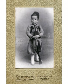 Enfant en tenue de zouave tenant en carabine. jouet