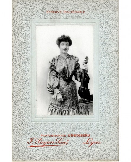 Femme en robe tenant un violon