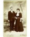 Couple de mariés en costume de ville, main dans la main ( Alice et Léon Serre-Combe)