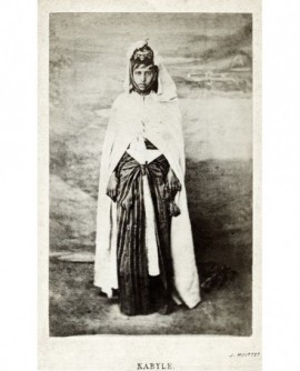 Femme kabyle debout hiératique