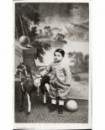 Garçon devant une toile peinte, avec cheval à rouletet et ballon (jouet)