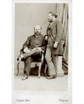 Autoportrait du photographe Disderi assis avec un ami