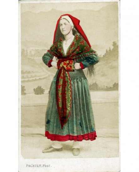 Femme en costume béarnais