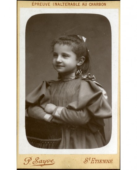 Portrait d'une petite fille en robe à cape