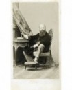 Autoportrait du photographe Disderi assis