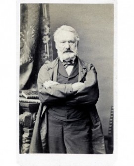 Victor Hugo âgé debout, bras croisés