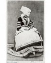 Bretonne de Ploaré assise en costume traditionnel