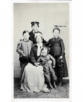 Mère en coiffe entourée de ses enfants (garçons et fille)