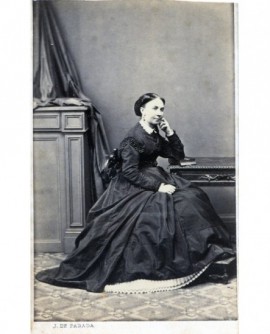 Femme en robe posant assise