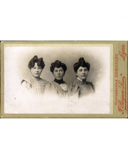 Portrait de trois jeunes femmes