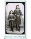 Deux fillette en robe et veste de maron, avec cerceau (jouet)