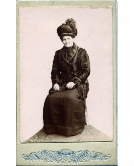 Femme agée posant assise. Mme Laforest