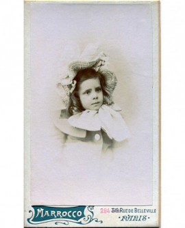 Portrait d'un enfant avec chapeau