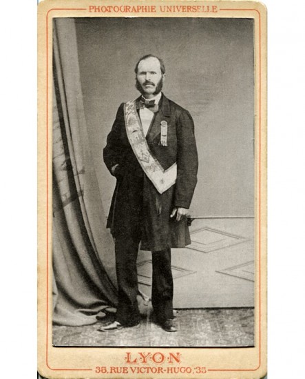 Homme debout posant avec écharpe de franc-maçon