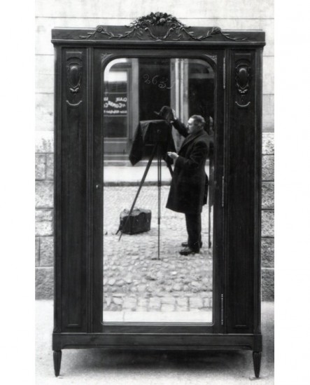 Marius Héritier avec sa chambre reflété par un miroir