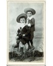 Deux enfants avec chapeau sur un tricycle (marinière)