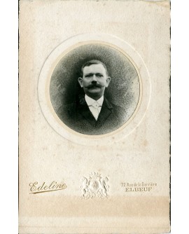 Portrait d'un homme moustachu en médaillon