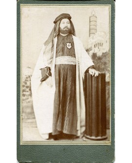 Homme habillé en arabe sur un fond peint