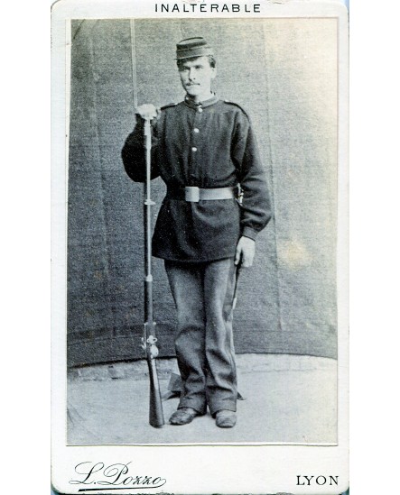 Militaire posant debout avec fusil et baionnette