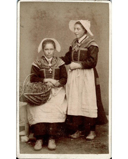 Villarembert. Femmes en tenue traditionnelle maurienne.