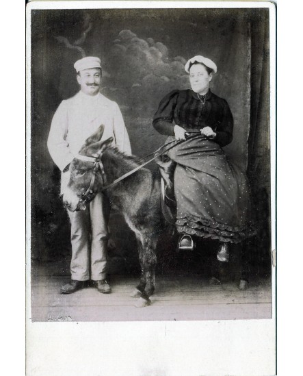 Couple posant, elle assis sur un âne