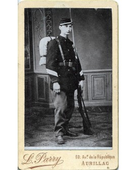 Militaire en tenue avec fusil et paquetage