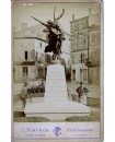Homme debout à coté d'un monument à Niort