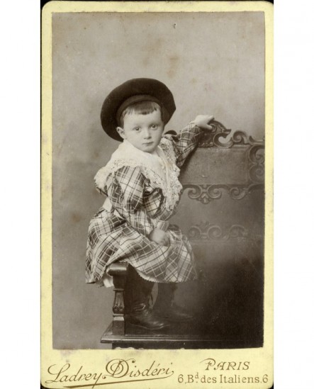Enfant en robe écossaise et chapeau rond