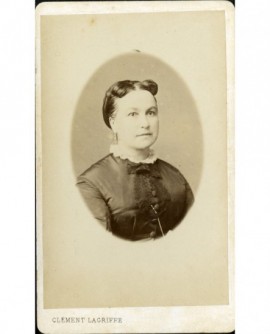 Portrait d'une femme (coiffée avec deux boucles sur la tête)