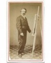 Portrait d'un peintre moustachu devant son chevalet