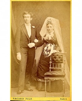 Couple de mariés (homme habit, femme voile blanc et bouquet)