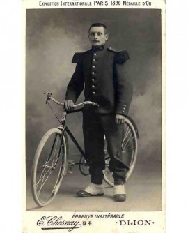 Militaire, tête nue, posant avec son vélo (vaguemestre?)