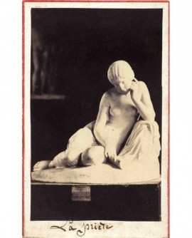 Sculpture d'une femme, buste nue, en méditation