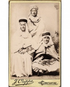Trois hommes déguisés en costume berbère
