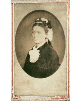 Portrait d'une jeune femme au jabot de dentelle