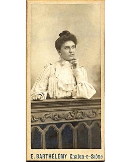 Jeune femme en corsage avec jabot de dentelle, accoudée
