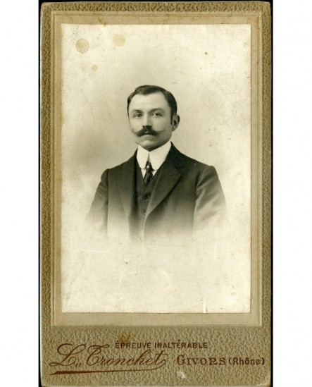 Portrait d'homme à moustache en pointe
