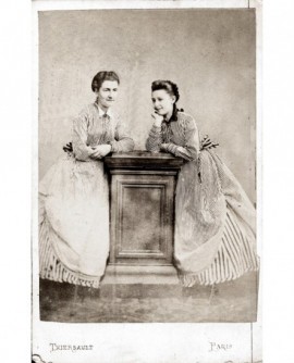Deux femmes accoudées sur une console